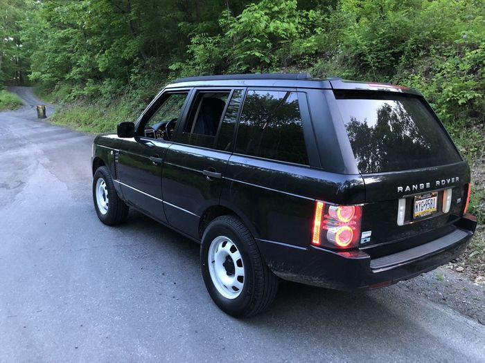 Range Rover L322 fitted with L663 Defender steel wheels showcasing wheel fitment and vehicle stance.