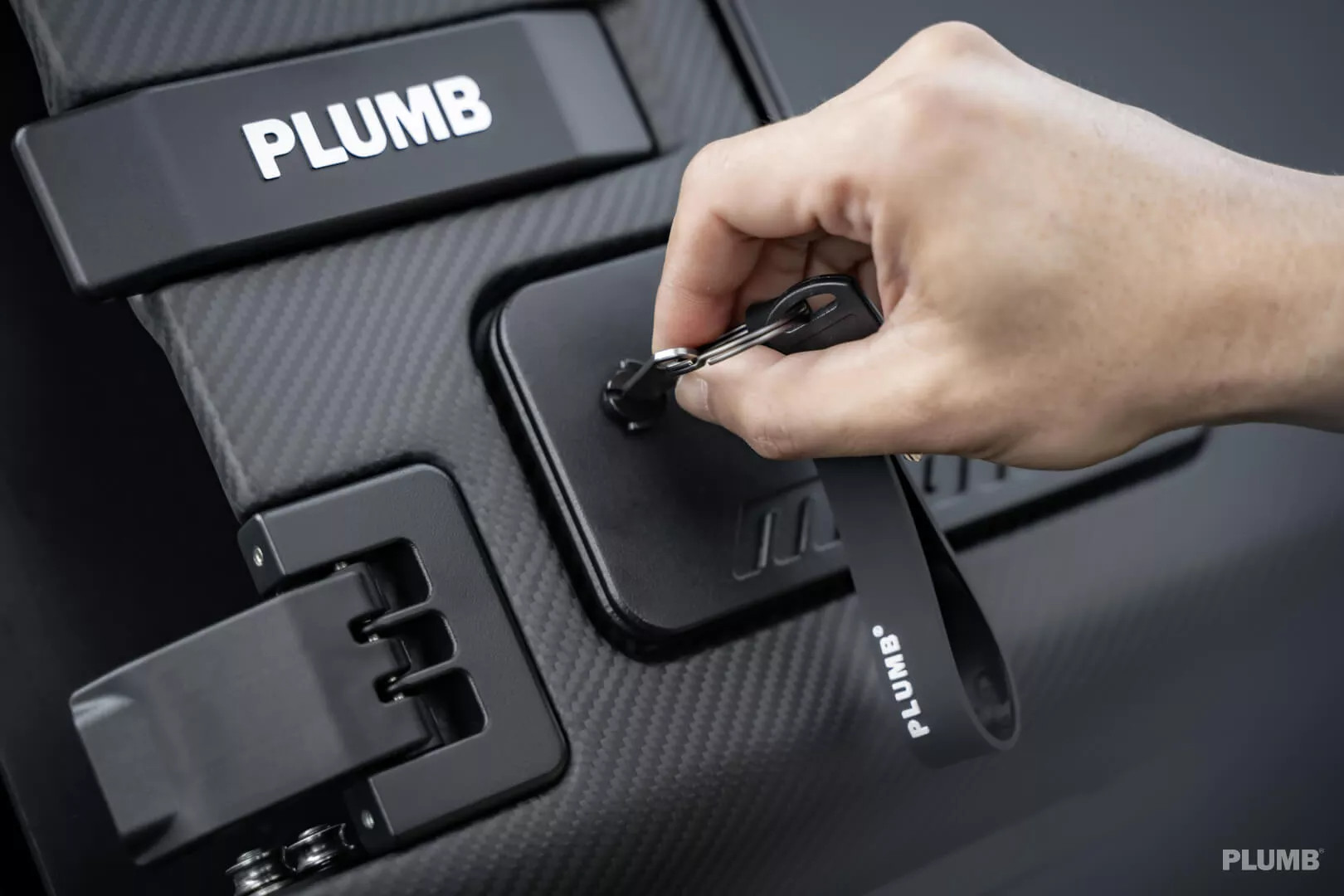 PLUMB M-ONE Side Case Equipment Set Installation on Land Rover Defender - Non-destructive splicing installation