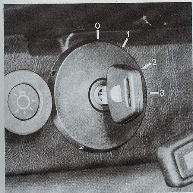 Diagram showing fuse box location for power windows in a Porsche 911, used for testing battery drain