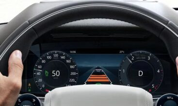 Evoque 2019-2020 Traffic Jam Assist feature activation displayed on the car's infotainment screen, highlighting steering assist and adaptive cruise control icons for semi-autonomous driving in congested traffic.